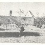 Četnici su zapalili cijelo selo Zelinovac.
Na slici jedna od zapaljeni kuća.