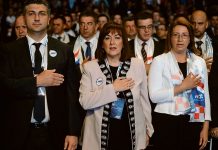 INCIDENT: BAHATI HADEZEOVAC JABUKA BRANIO KONTAKT GRAĐANA SA PLENKOVIĆEM I VRIJEĐAO PREDSTAVNIKE MEDIJA