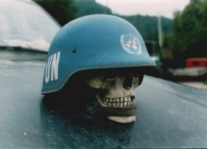 lobanja-ubijenog-bosnjaka-pod-plavom-kacigom