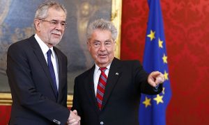Austrian President Heinz Fischer (R) welcomes President-elect Alexander Van der Bellen in his office in Vienna, Austria, May 24, 2016. REUTERS/Leonhard Foeger