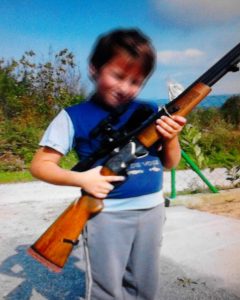 VUČETIĆ dijete s puškom
