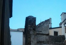 Senjski primitivizam: Barokni trg je parkiralište, kraj crkve ruševine, a junak Jurišić u zapećku!