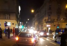 Teška prometna u ulici Pavla Hatza, potrgani su stupići, rušeni su prometni znakovi