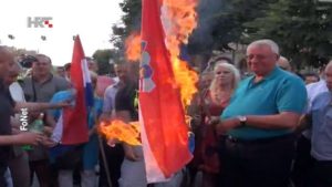 seselj_pali_zastavu__05_08_2015_foto_fonet_688_HRT.jpg.688x388_q85_crop_upscale