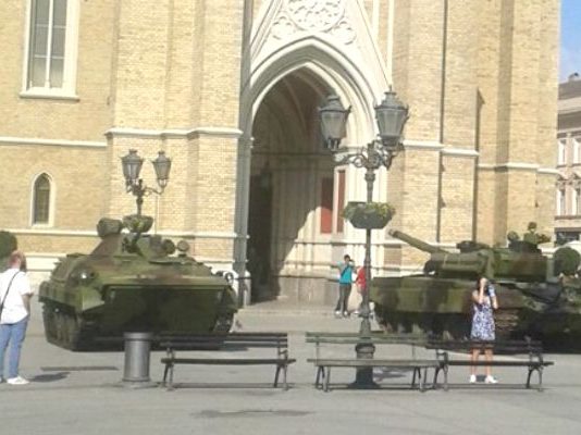 Srpska gamad srušila je na stotine crkava u Hrvatskoj, sada Vulin okreće cijevi prema katedrali i izlaže tehniku pred samim ulazom