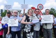 Prosvjed ispred HRT-a: Protiv cenzure, prosvjednici žele istinu o Jasenovcu, dosta je hadezeovskog staljinizma