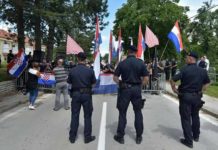 Psihijatrija: Policija čuva spomenik ustanka u Srbu, dan kada su ustanici pekli na ražnju hrvatskog svećenika