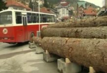 Srbi nikako da se odreknu balvana, pa su ih sami sebi počeli postavljati u Srbiji