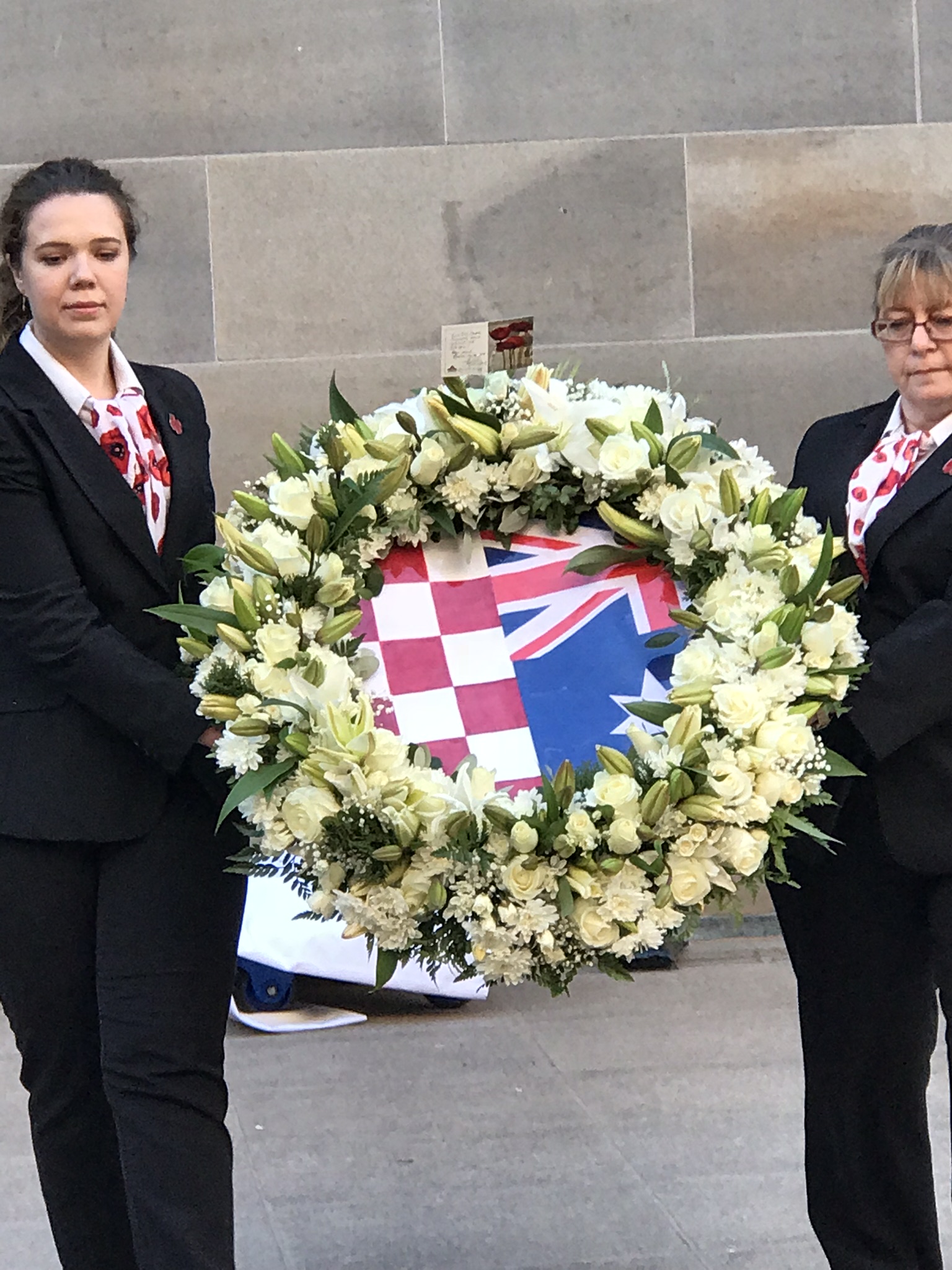 Vijenac kojeg je Željko Glasnović položio Au spomenik rata