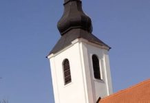 Srpski ekstremisti iz poznatog sela koljača provocirali prosvjednike 10 metarskom zastavom na crkvi