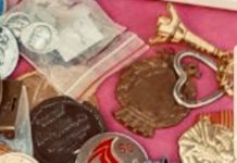 Puljanin prodaje četničke kokarde na ulici!