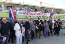 Suverenisti koji su ‘proglasili gospodarski pojas’ mahali zastavicama dizajnera Ljubičića koji želi maknuti grb sa naše zastave!