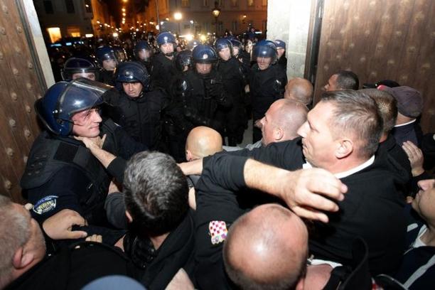 a5d86760784bc0f424c6-4