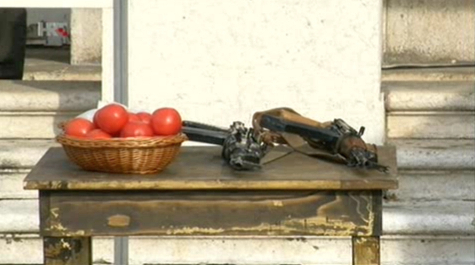 Oliver-Frljić-Marin-Blazevic-gadjanje-jajima-snimka-ekrana-hrt-18-lipnja-2015-6