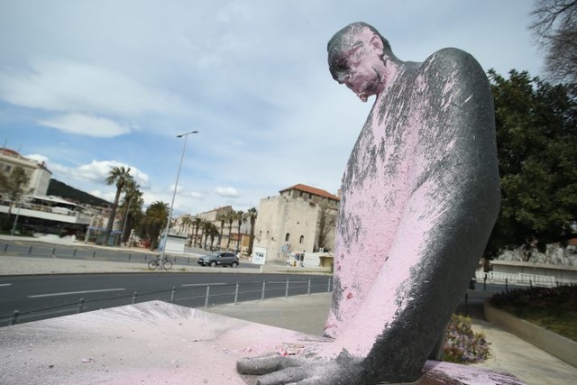 Netko-je-zalio-Tudmanov-spomenik-u-Splitu-rozom-bojom-braniteljske-udruge-su-se-jako-uzrujale-717x478