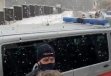 Prosvjedi: Austrijska vlast ucjenjuje profesore i službenike cijepljenjem ako žele raditi, a policija je blokirala prosvjednike u dolasku na prosvjed