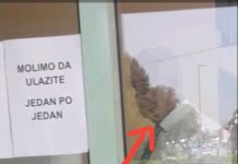 Djelatnici i klijenti moraju nositi maske , ali šef u OTP-u ne mora?