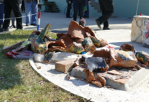 Čin mržnje i vandalizma: pod okriljem noći uništen spomenik vojniku-ratniku u Petrinji