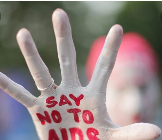 Znanstvenici koji dolaze u dodir s lijekom za AIDS nose zaštitnu odjeću!