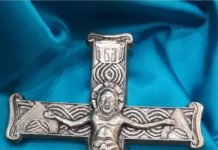 Znanstvenici su eksperimentalno dokazali da znak križa ubija klice i mijenja optička svojstva vode