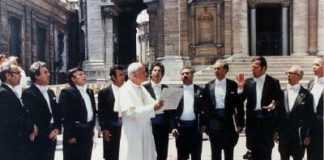 BOŽIČNI KONCERT HRVATSKE PRAVOSLAVNE CRKVE NA KOJEM NASTUPA ZBOR KOJI JE BIO KOD PAPE