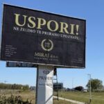 Pogrebnik na orginalan način pokušava upozoriti na divljanje u prometu!